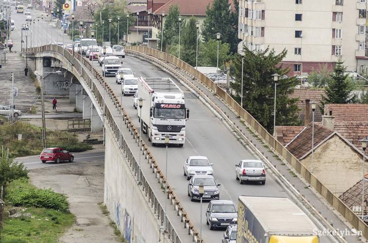A zsúfolt közúti forgalom a zajszennyezés legfőbb oka a megyeszékhelyen. A teherforgalom is hozzájárul a magas értékekhez 
