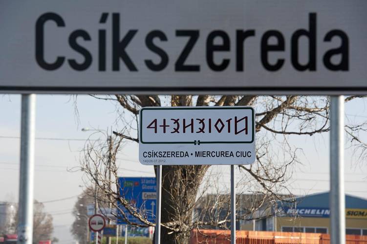 Megnyugodhatnak a székelyföldi románok: nem a helységnévtáblák része lesz a székely rovásírásos felirat Csíkszeredában