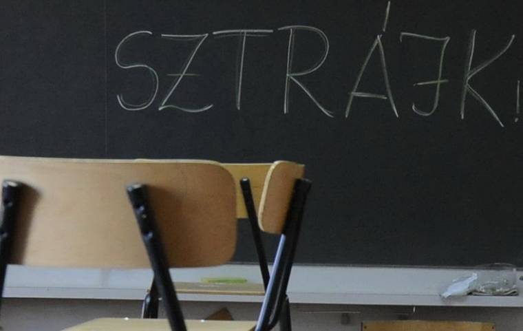 Figyelmeztető sztrájk a tanügyben: fizetésemelést, bérpótlékokat, nagyobb finanszírozást követelnek
