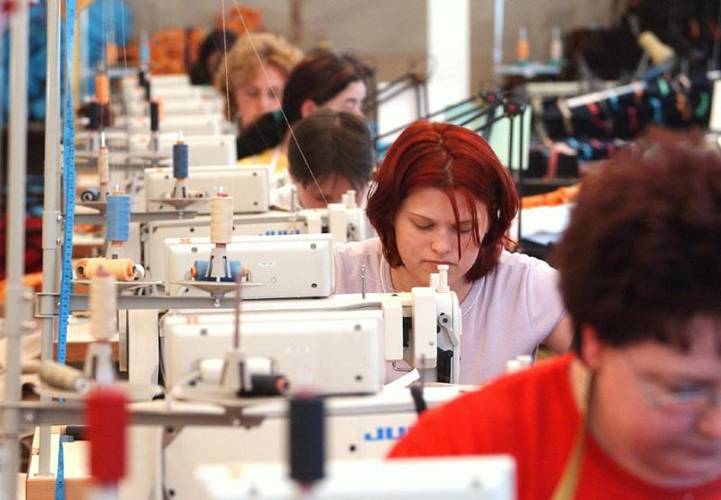 Számos kockázatot rejt a minimálbér emelése – inflációt okozhat, hogy a termelékenység nem követi a fizetéseket Romániában