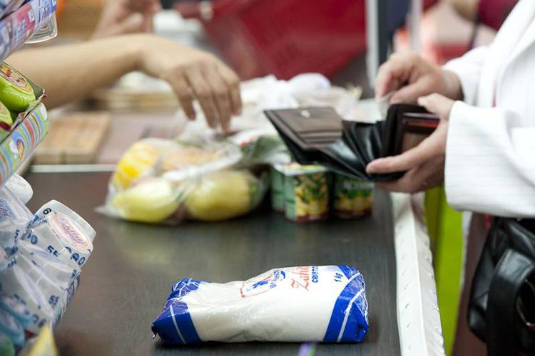 Újabb 250 lejt töltenek fel az alapélelmiszerek és meleg étel vásárlására fordítható szociális kártyákra