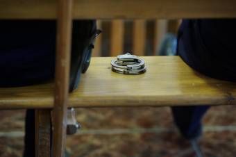 Közel 200 ezer eurót zsaroltak, illetve csaltak ki egy férfitől