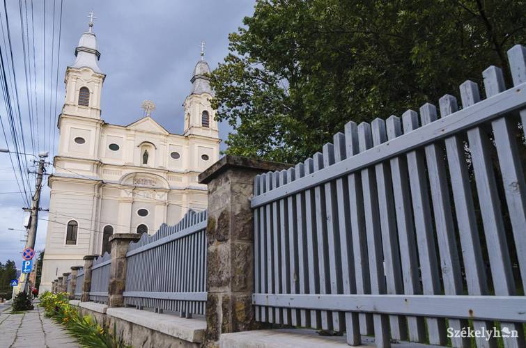 A csíksomlyói kegytemplom. Minden hívőt szívesen látnak a nagyhéten is 