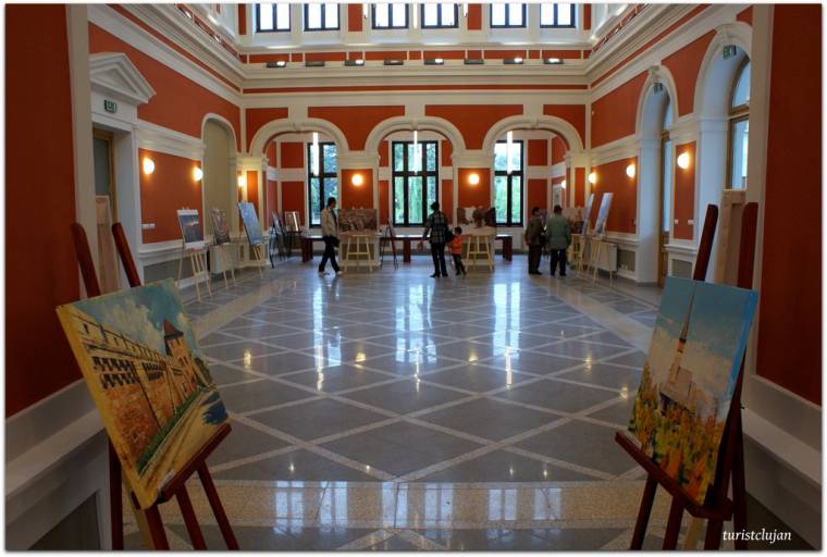 Kultúrközpont a sétatéri fák árnyékában