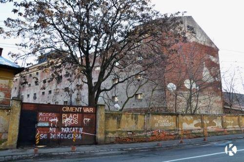 Téglánként árusított történelem