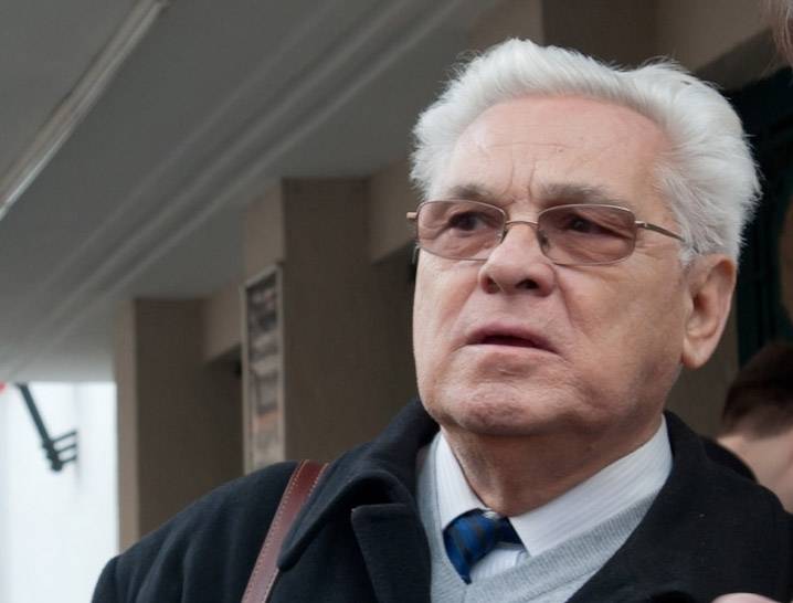 A színházban is el kellett menni a falig