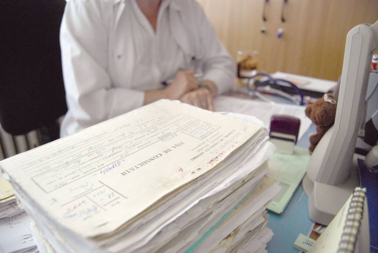 Tömegesen hagynák el az országot a családorvosok