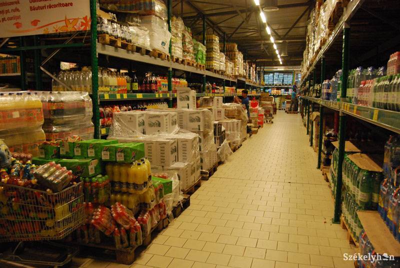 Drágulás jöhet. A cukros üdítőkre is adót vet ki a kormány 
