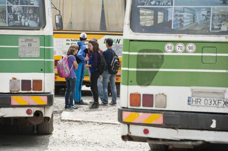A szállítók helyett az ingázó diákokon verték el a port