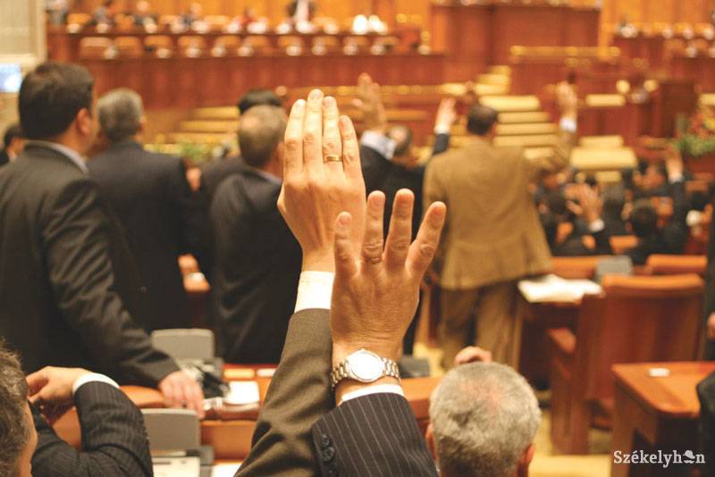 „Necces”. Négy szavazaton múlhat a bizalmatlansági indítvány sikere 