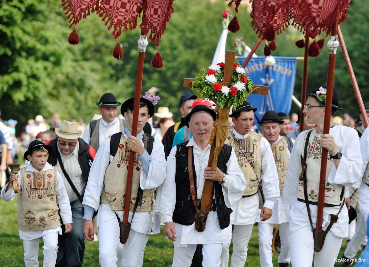 A csíksomlyói nyeregbe tartó keresztalja &bullet;  Fotó: Gecse Noémi