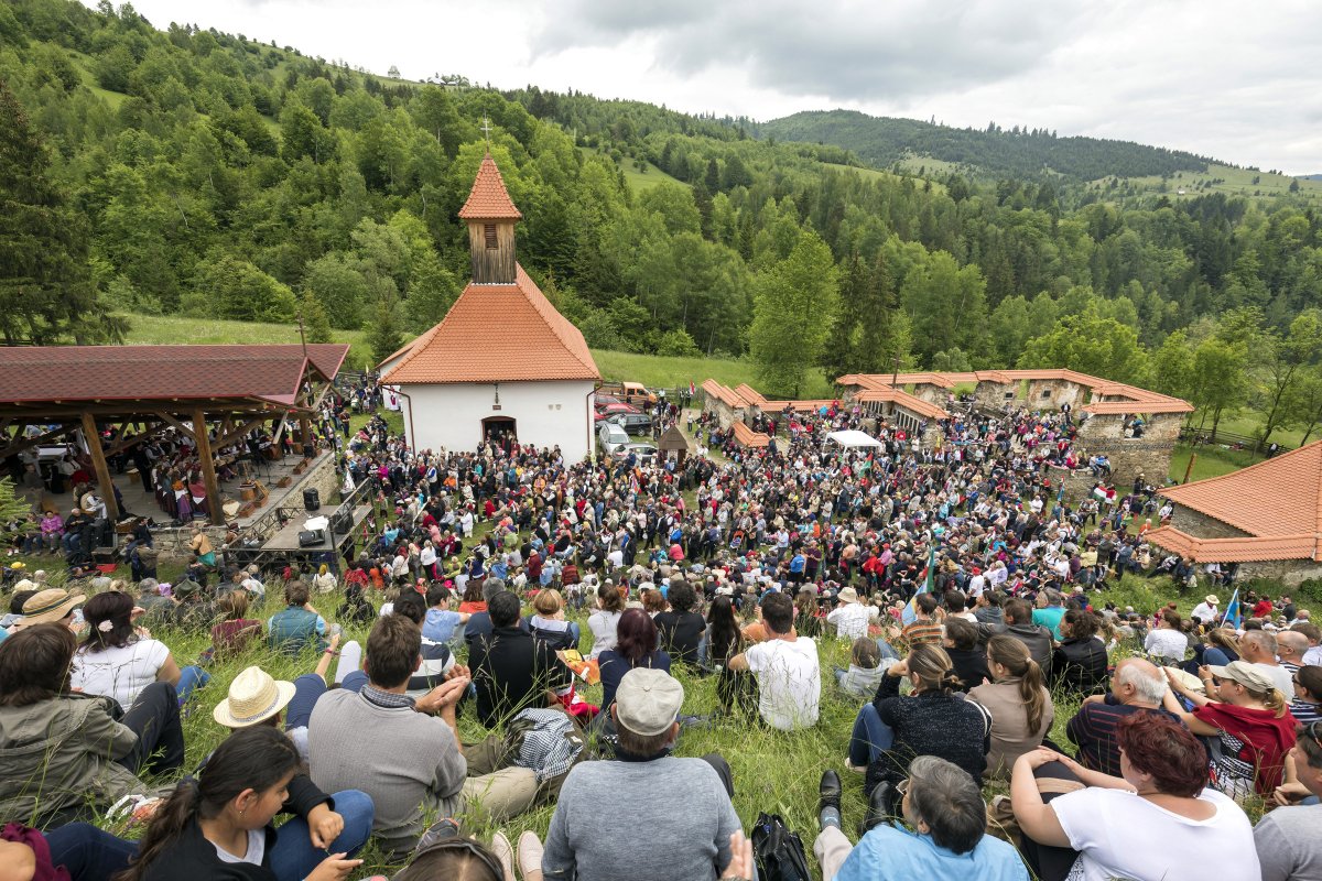 Pünkösd ünnepe a Gyimesekben, amikor jöhettek zarándokok. Archív •  Fotó: MTI/Mohai Balázs