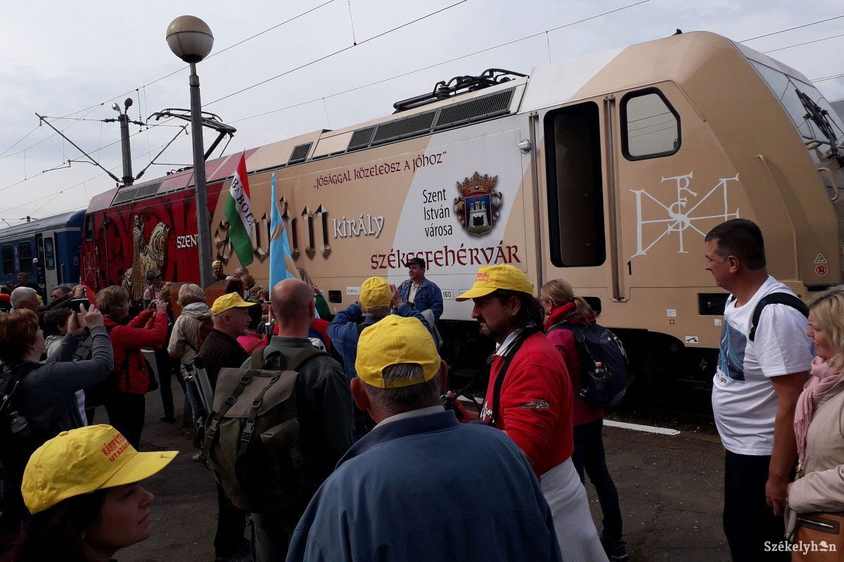 Az egyesített szerelvényt a Szent István-mozdony húzza. Archív •  Fotó: Kovács Attila