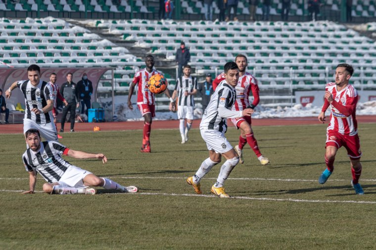 „Személyre szóló” futballmeccsek? Beazonosítható belépőkkel nyitná meg a stadionokat a román labdarúgóliga