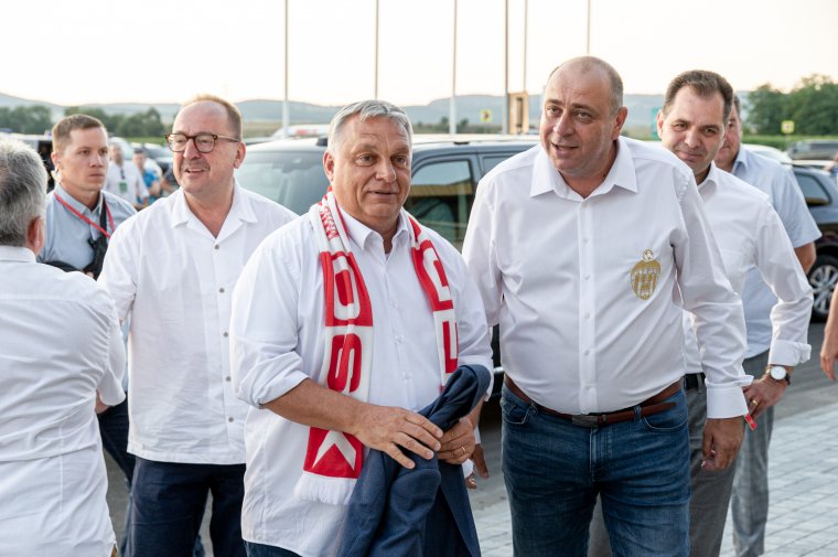 Orbán Viktor már csütörtökön megérkezett a Tusványosra, este meccsnézés volt a program (Videóval)