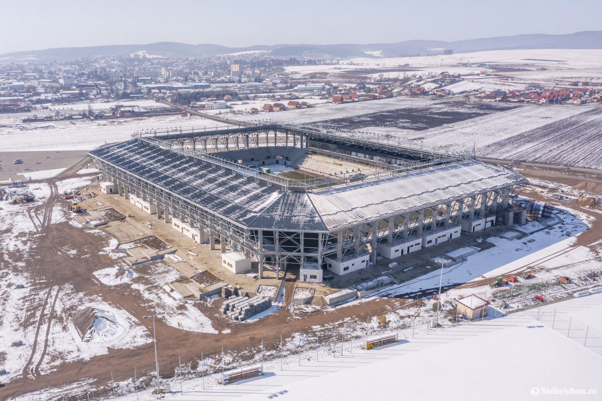Folyamatosan dolgoztak a stadionon, ám a járványhelyzet közbe szólt, az avatás elmarad •  Fotó: Pinti Attila