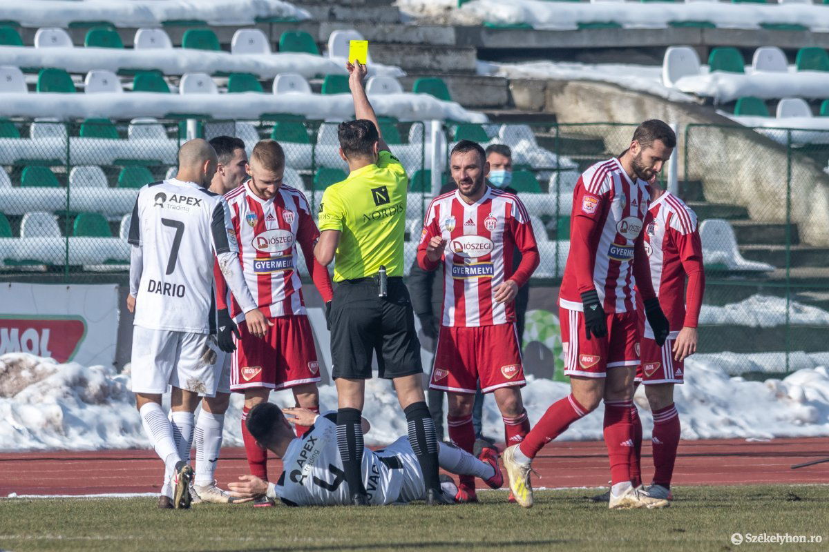 Fordulónként legalább három meccsen követnek el „végzetes” hibát a játékvezetők •  Fotó: Pinti Attila