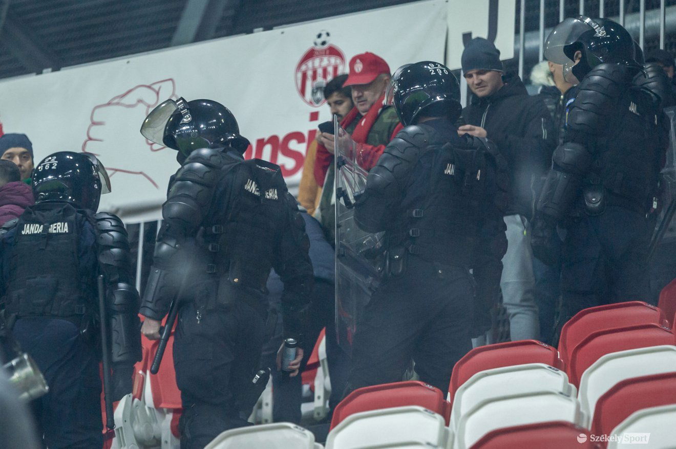 Szükség esetén a csendőrség kivezetheti a vendégdrukkereket a stadionból •  Fotó: Pinti Attila