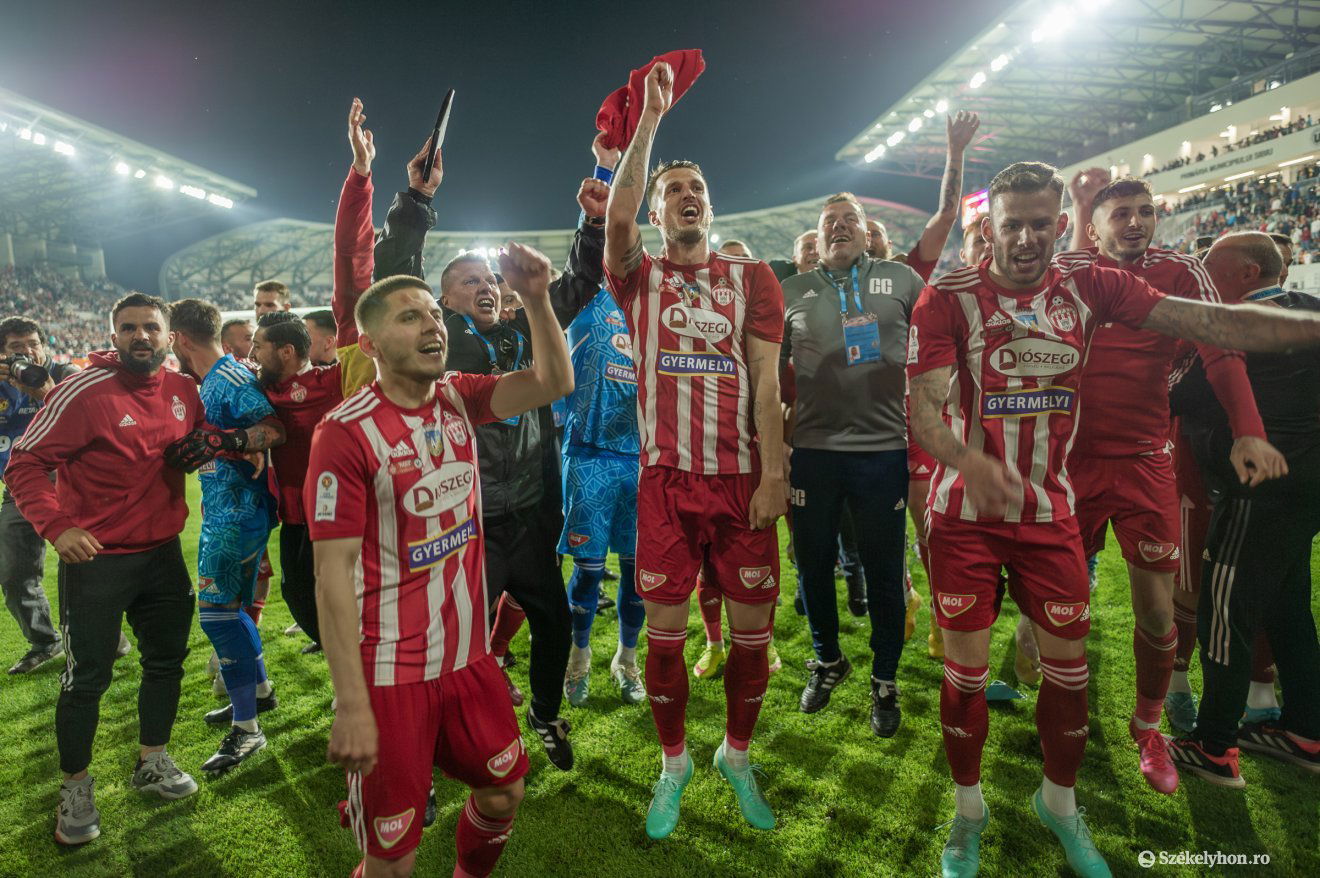 Tamás Márk együtt ünnepel a szurkolókkal •  Fotó: Pinti Attila