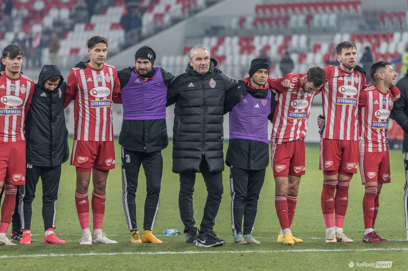 A meccs végi székely himnusz eléneklése nagyon tetszett a német szakembernek •  Fotó: Pinti Attila