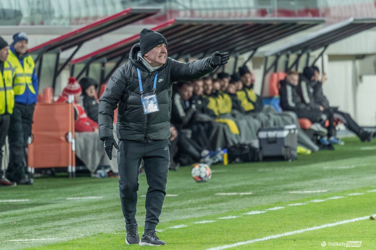 Gheorghe Hagi vehemensen tiltakozott, sárga lappal figyelmeztette a játékvezető •  Fotó: Pinti Attila