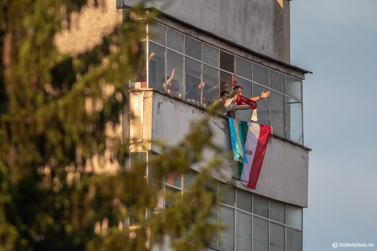 A környékbeli tömbházakból több szurkolócsoport is hangosan biztatta csapatát •  Fotó: Pinti Attila