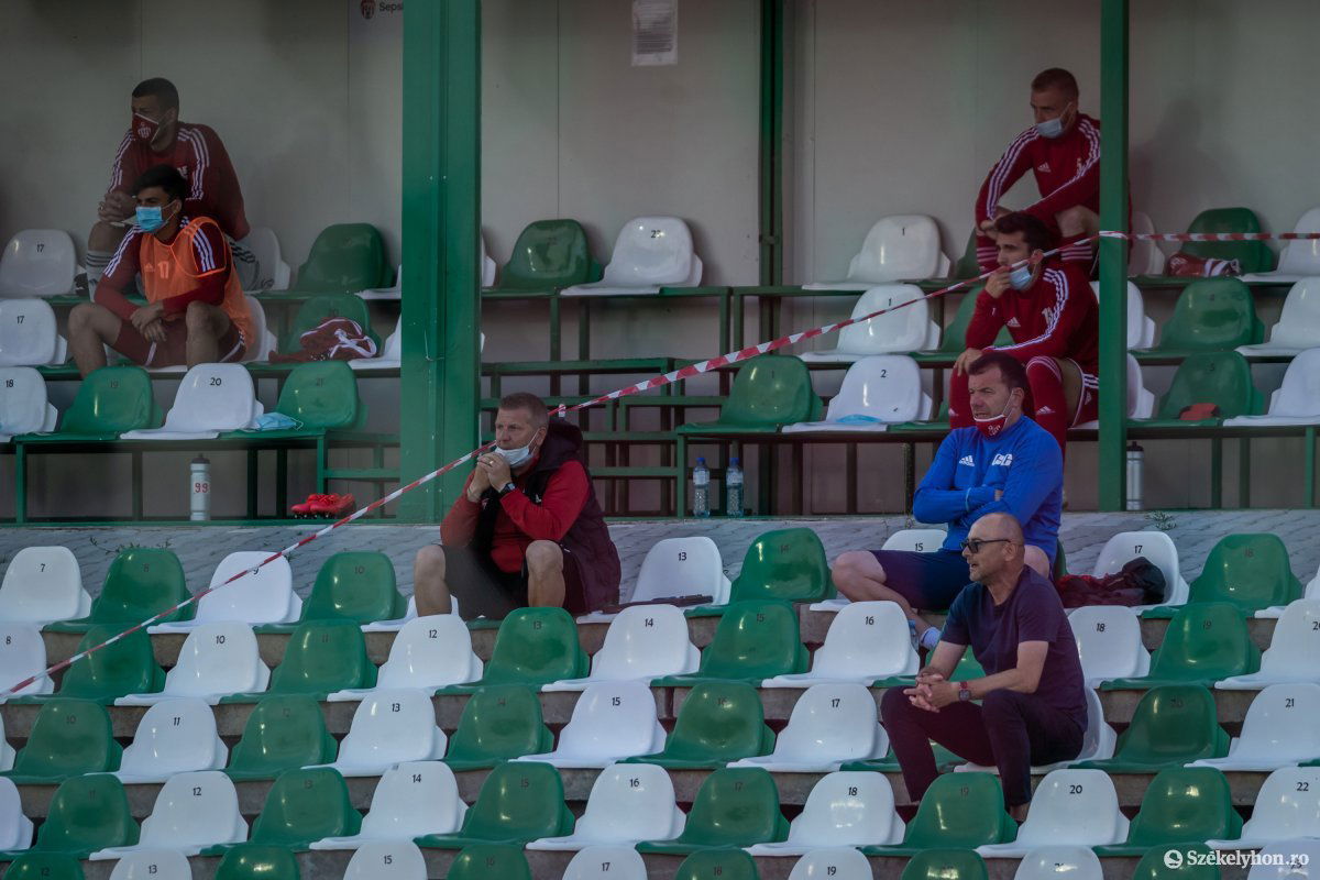 Leo Grozavu (jobbról alul) már a mérkőzés elején a lelátóra kényszerült •  Fotó: Pinti Attila