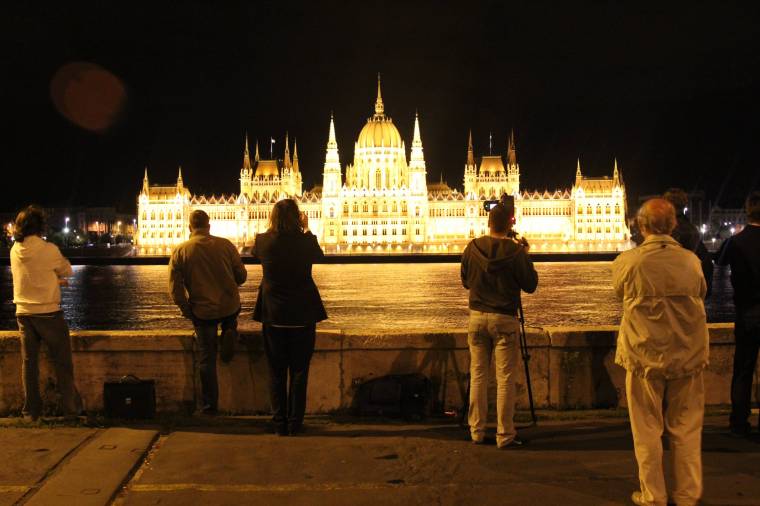 Fényfüggönyben az Országház