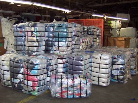 Szemétkonténerek helyett adománygyűjtő tartályok