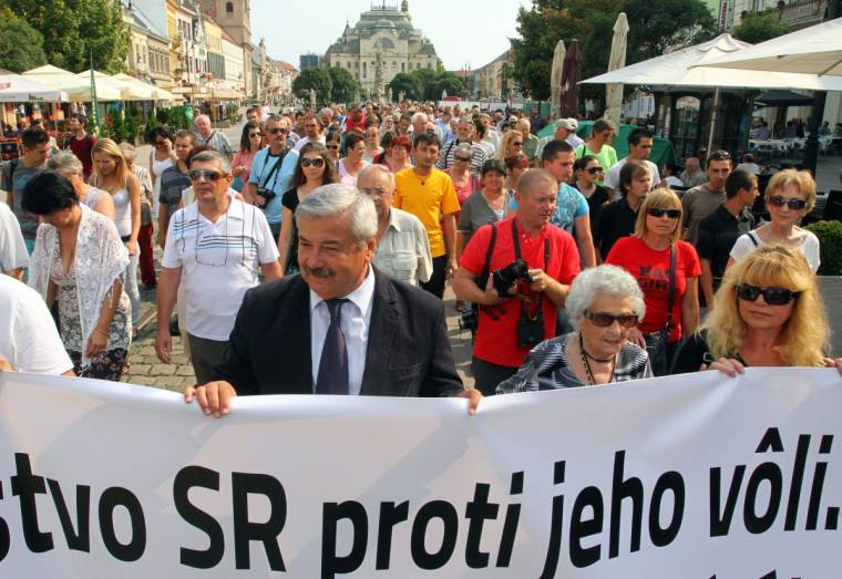 Több százan tiltakoztak a szlovák állampolgársági törvény ellen