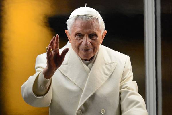 XVI. Benedek pápa bejelentette lemondását