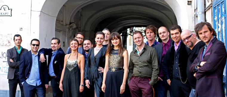 Nem a centenáriumra, jótékonysági koncertre érkezik a Budapest Bár