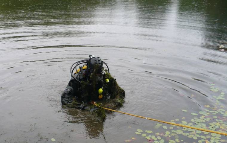 Búvárok tisztították meg az iszaptól a rugonfalvi tó eldugult vezetékét
