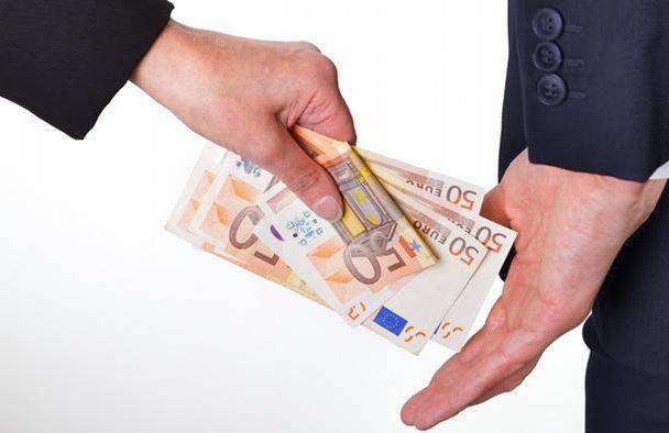 200 euróval akart megvesztegetni egy újságírót egy polgármester – tetten érték