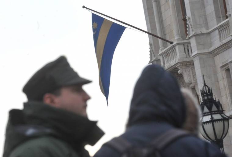 Székely zászló lobog a Parlament homlokzatán