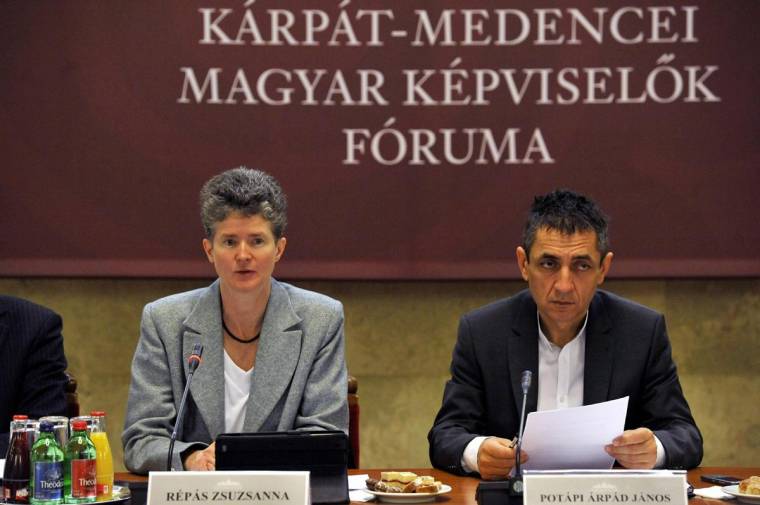 Védenék a regisztrálókat