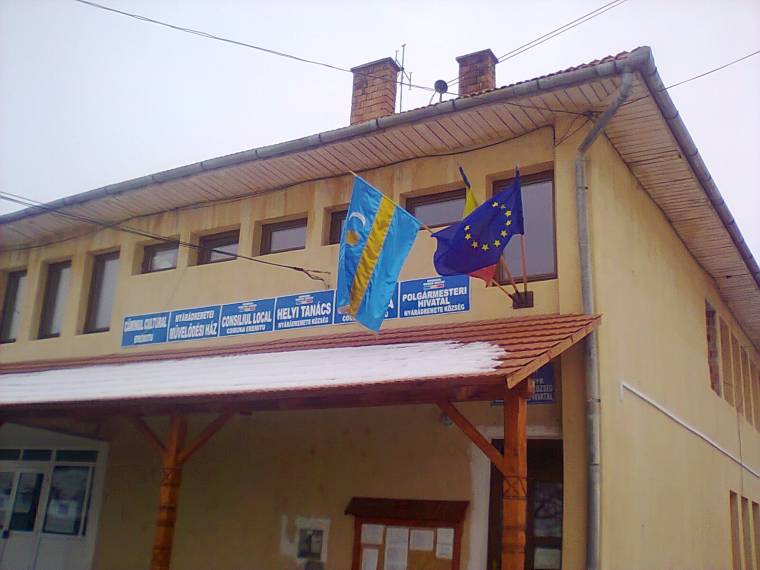 Leng a székely zászló Nyárádremetén is