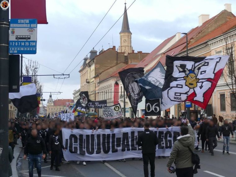 Magyar fiatalokat bántalmaztak az U szurkolói Kolozsváron, az RMDSZ példás büntetést követel