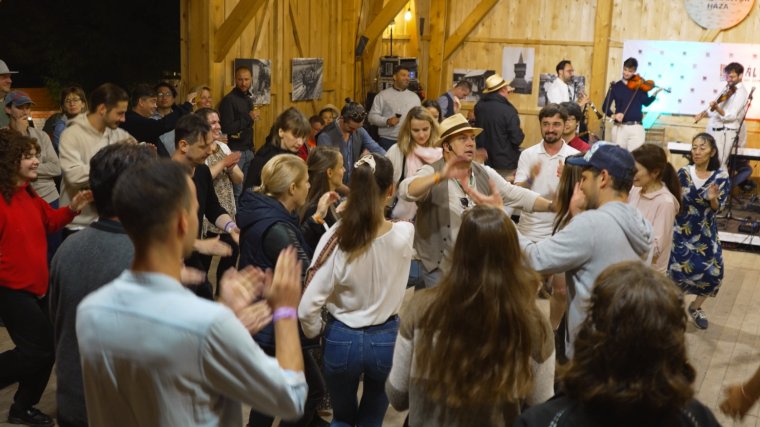 Fergeteges mulatságok a Kriza János Csűrben – videó
