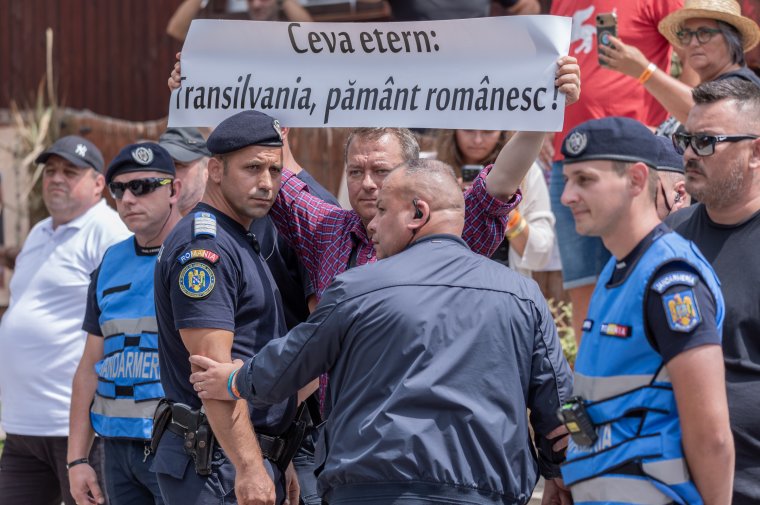 Ennyi maradt Tîrnoveanunak – magányos táblás demonstráció Tusványoson