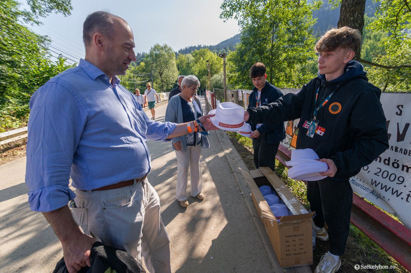 Kalapot osztogattak ingyen a szervezők a  közönségnek, hogy óvják magukat a tűző naptól •  Fotó: Pinti Attila
