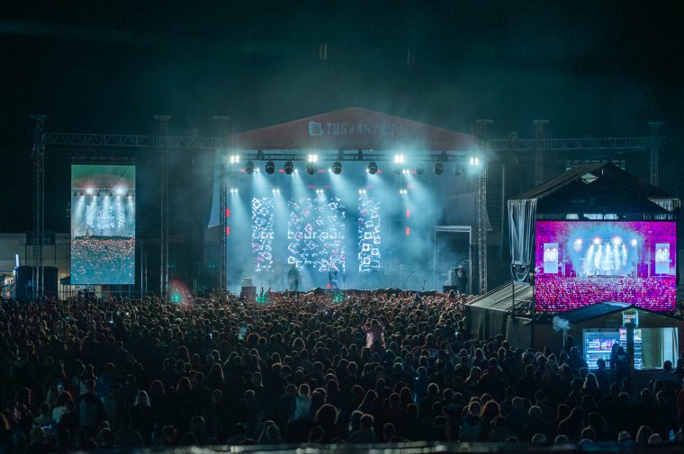 Szabó Balázs Bandája megalapozta a fergeteges esti hangulatot, Ákos pedig feltette a pontot az i-re Tusványoson
