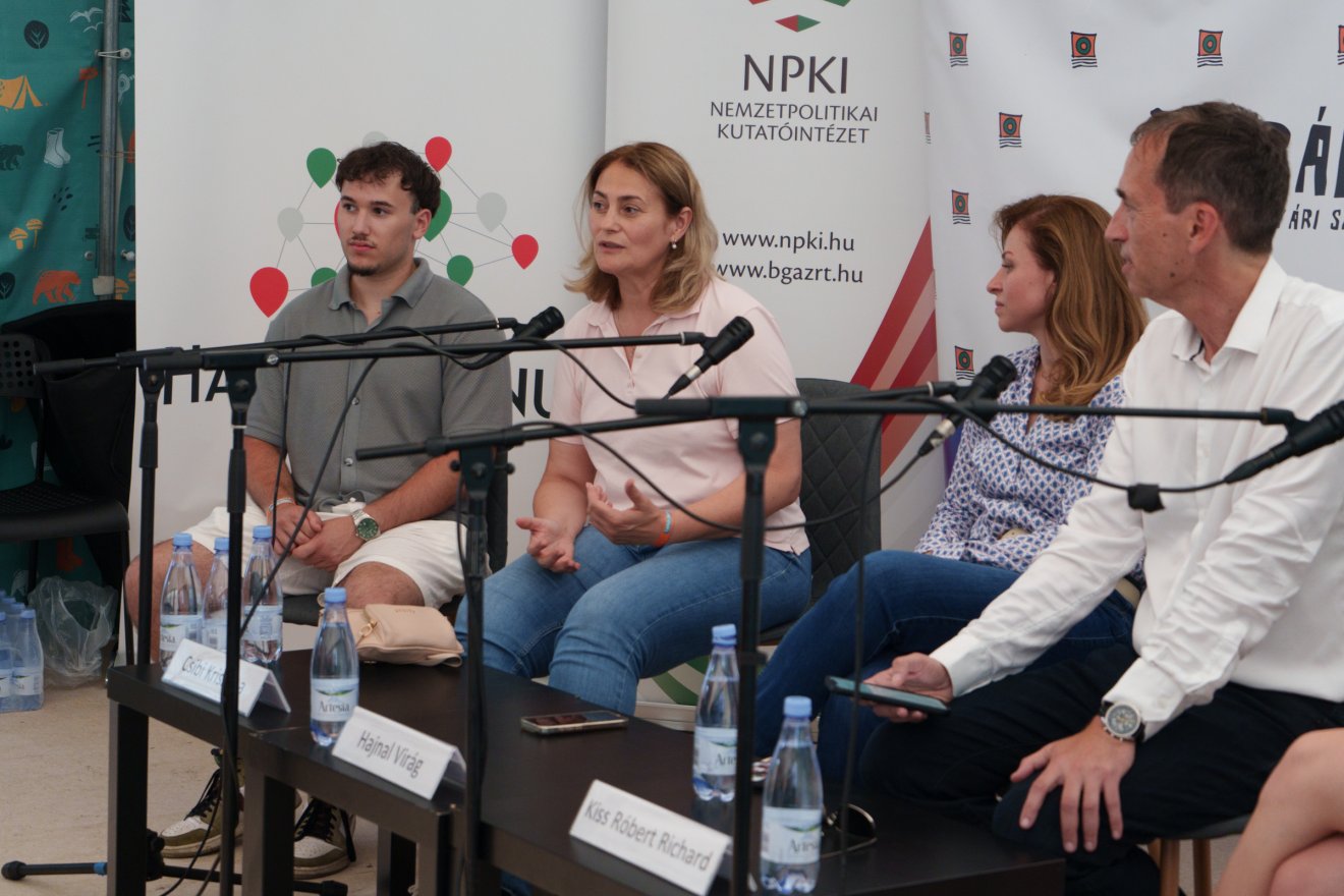 A Bethlen Gábor sátorban zajlott az előadás •  Fotó: Tuchiluș Alex