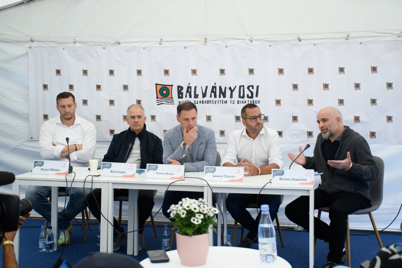 Megtámadott szuverenitás. Panyi Miklós, Kósa Lajos, Tuzson Bence, Lánczi Tamás és Rostás Szabolcs a pénteki beszélgetésen •  Fotó: László Ildikó