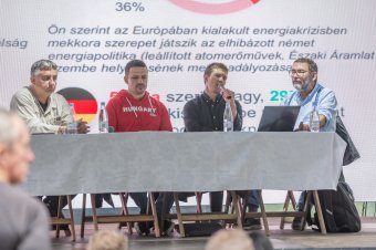 Századvég: kimagasló az európai projekt támogatása, de nagy az elégedetlenség a brüsszeli bürokráciával szemben