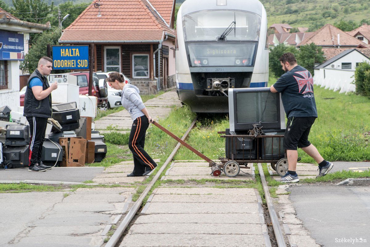 A RoRec Egyesület a polgármesteri hivatallal, az RDE Harghita hulladékgazdálkodási vállalattal, illetve néhány önkéntessel közel 25 tonna elektromos és elektronikai hulladékot gyűjtött össze Székelyudvarhelyen, június 23-án •  Fotó: Veres Nándor
