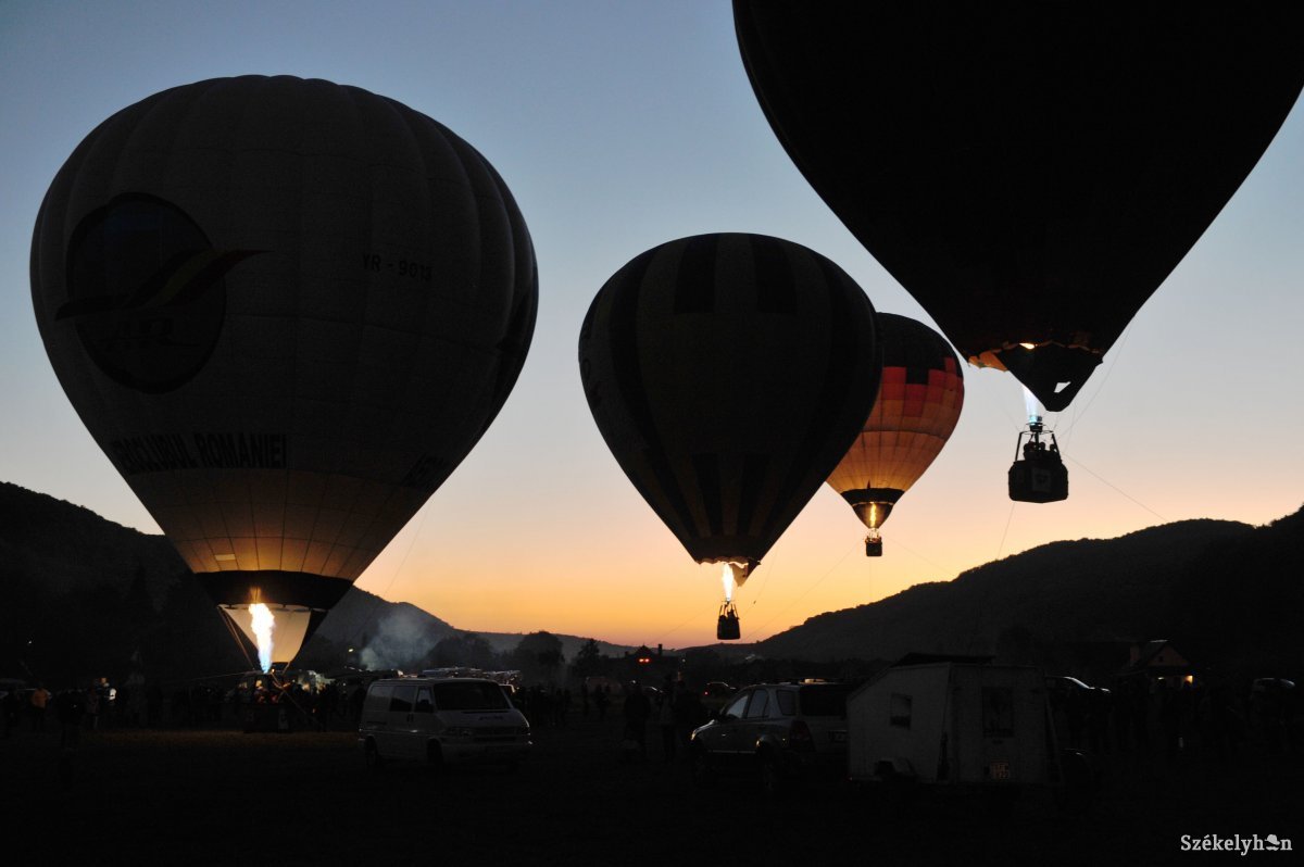 Hőlégballon Fesztivál Vármezőn szeptember 28-án •  Fotó: Beliczay László
