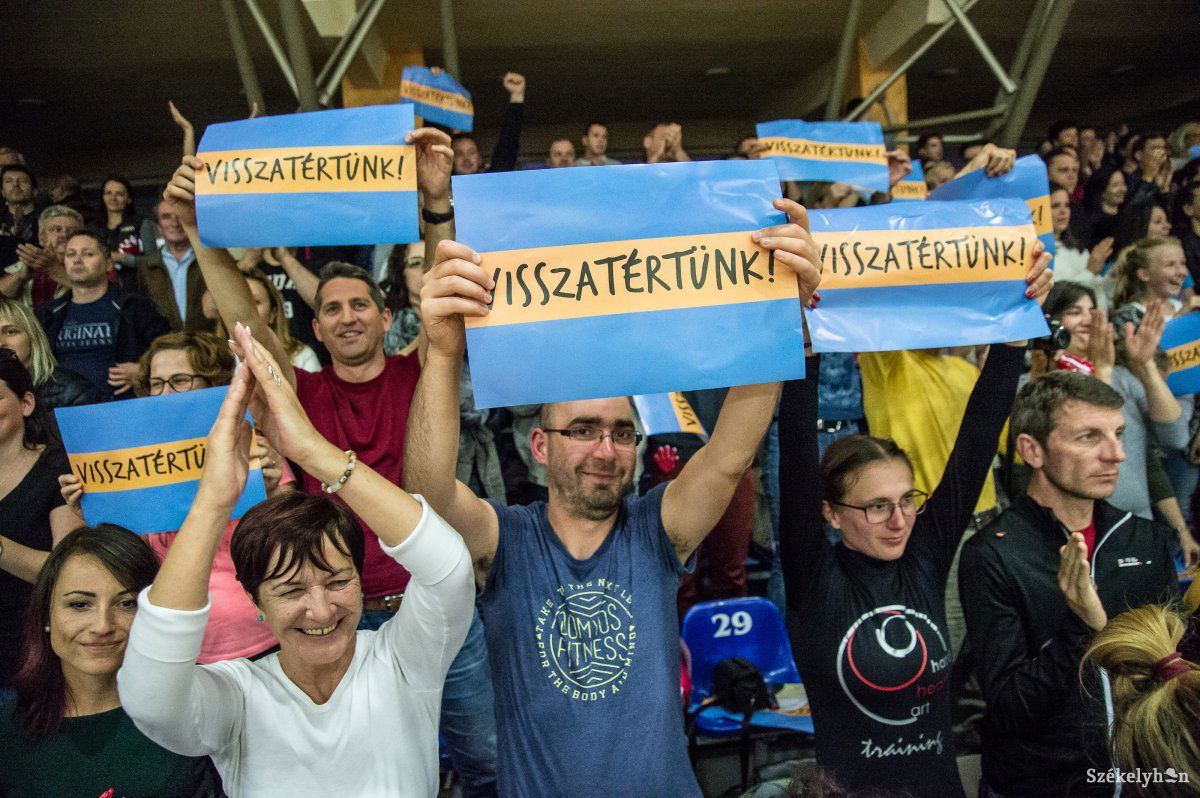 Szurkolók ünneplik a férfi kézilabda 