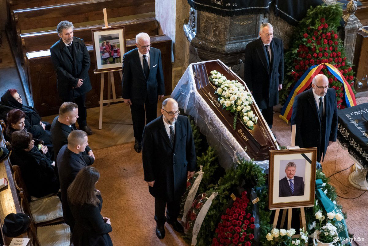 Kelemen Hunor, az RMDSZ elnöke (b) és Markó Béla, az RMDSZ volt elnöke, hátul Frunda György EP-képviselő (b) és Borbély László RMDSZ-es politikus díszőrséget állnak Verestóy Attila, az RMDSZ elhunyt szenátorának ravatalánál •  Fotó: Veres Nándor