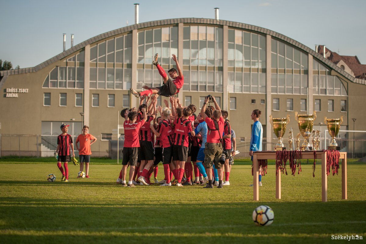 Győzelmi mámor. Az FK Csíkszereda sikerével zárult augusztusban az U17-es csapatok számára kiírt 2. Székelyföld OTP Bank Kupa nemzetközi ifjúsági labdarúgótorna •  Fotó: Pinti Attila